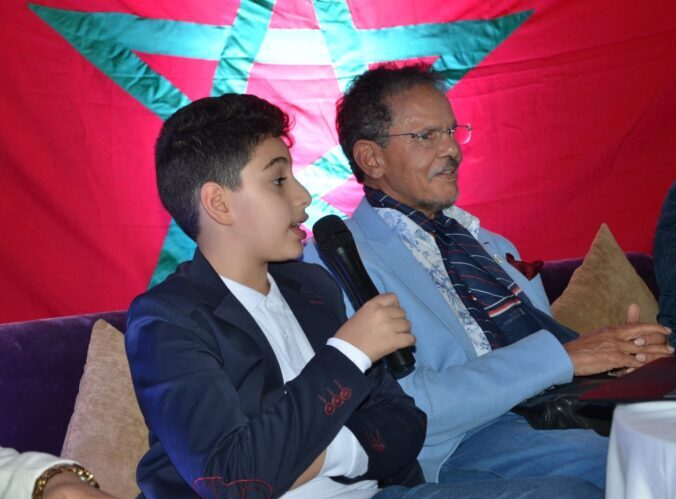 اوس بحري الى جانب البروفيسور محمد تقي الله الشيخ ماء العينين